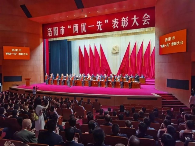 智博喜訊丨智博集團(tuán)黨支部書記、董事長吳全君獲得“洛陽市優(yōu) 秀共 產(chǎn)黨員”稱號(hào)